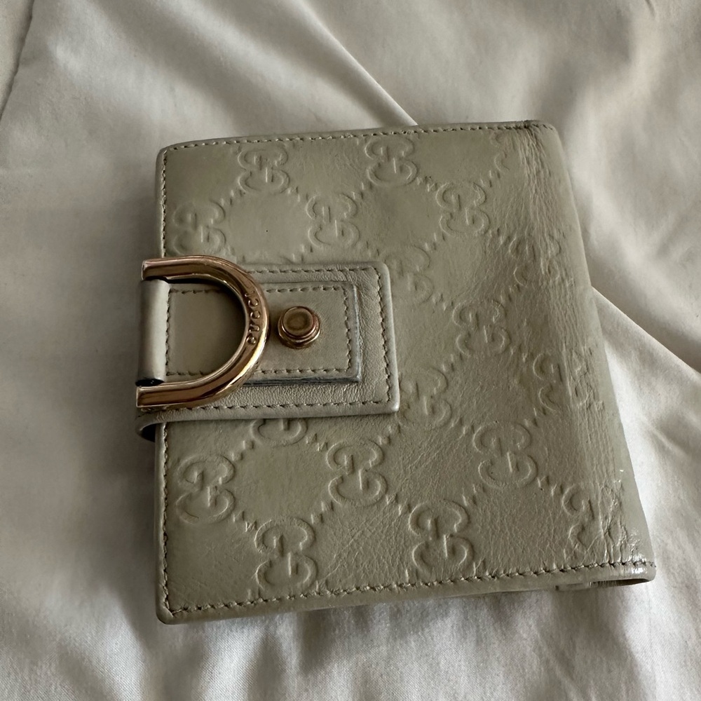 VINTAGE WOMEN’S GUCCI WALLET as pictured with flaws. Zipper works well